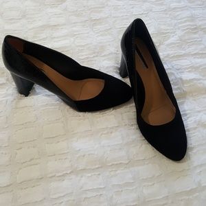 TAHARI

ELVIRA BLACK PUMP
